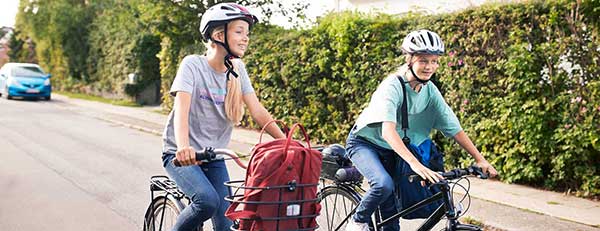 Två flickor som cyklar