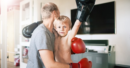 ung pojke med boxningshandskar