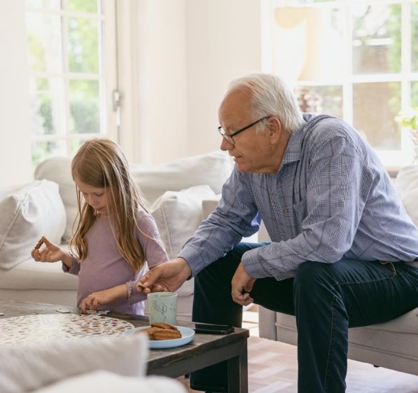 man sitter och spelar spel med barnbarn