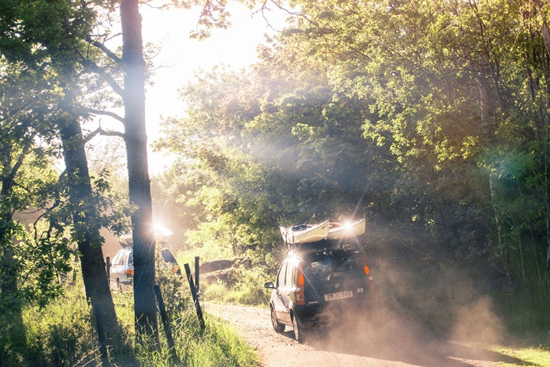 bil med kanoter på taket