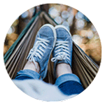 fötter på en person i en hängmatta