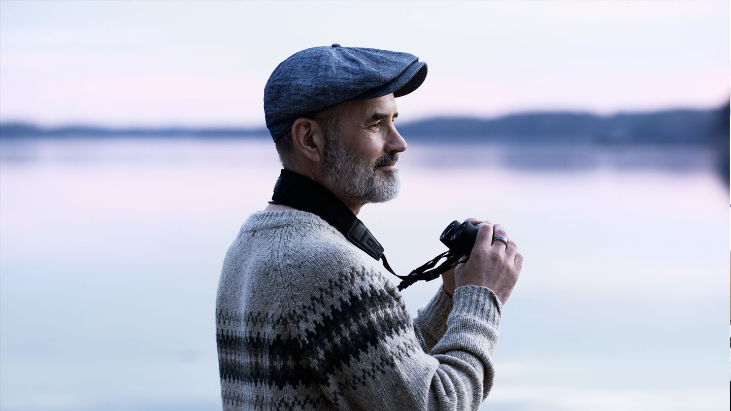 man ser ut över vatten