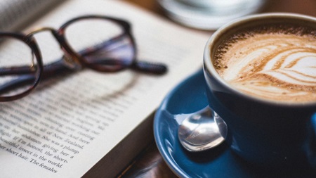 kaffe och glasögon på en bok