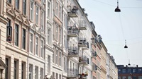 husfasad i stad