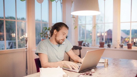 Man skriver på laptop