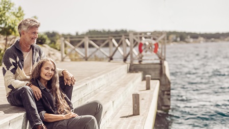 Kvinna och hund i snö