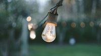 Glödlampa som lyser i mörkret