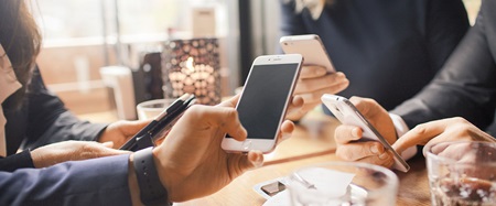 grupp runt bord med telefoner