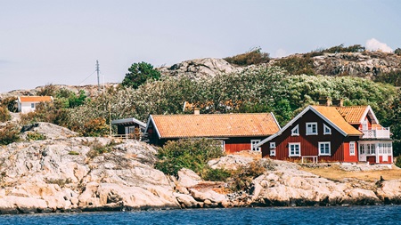 stuga vid sjö och berg
