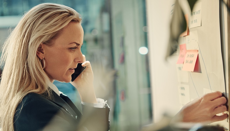 kvinna pratar i telefon