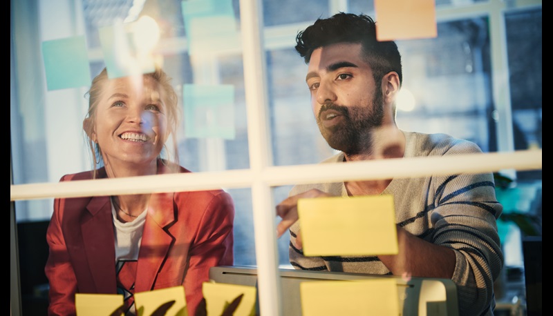 man och kvinna arbetar ihop