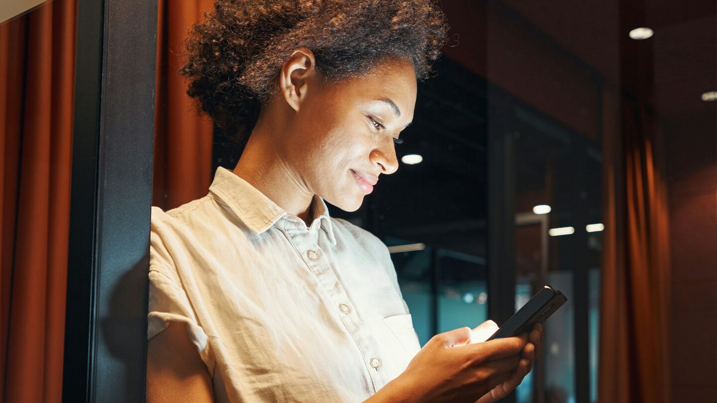 kvinna häller upp kaffe 