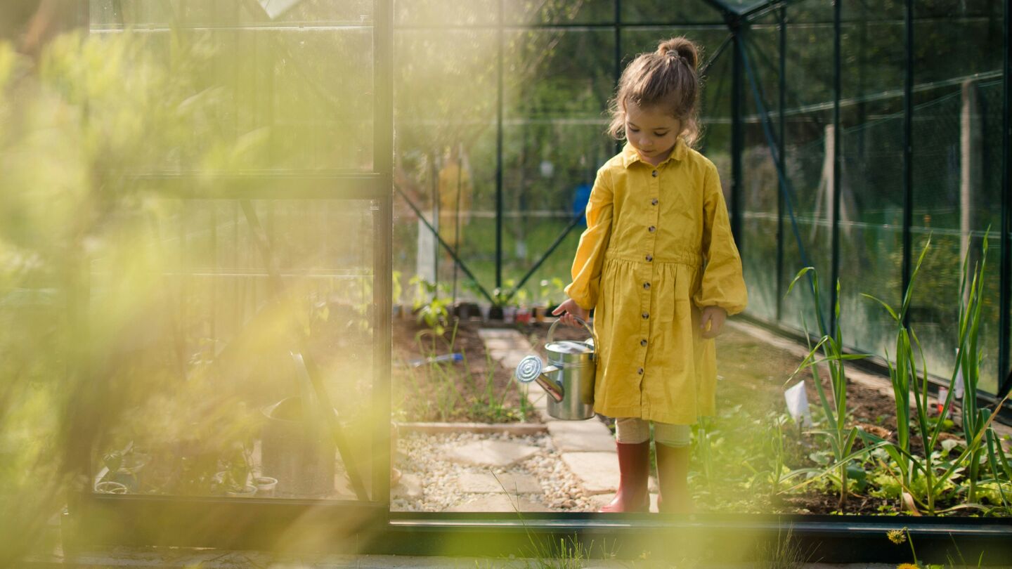 Ung tjej sitter med telefonen