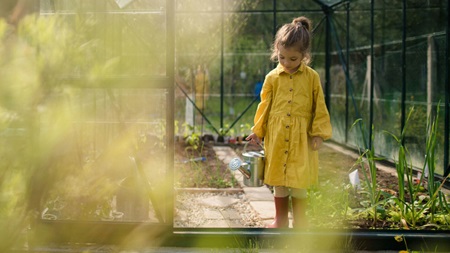 Ung tjej sitter med telefonen