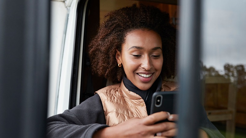 Kvinna tittar på mobil