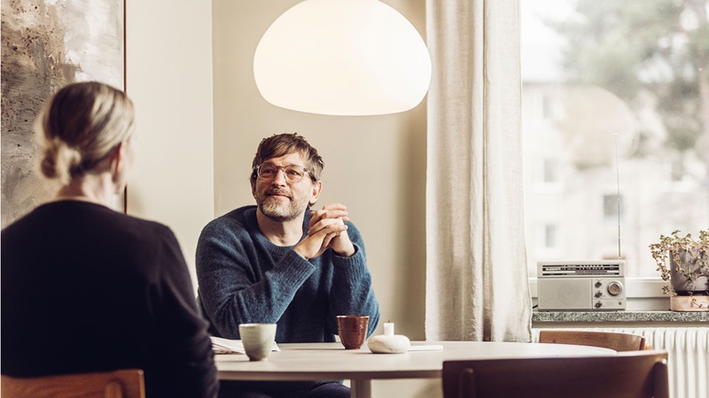 äldre par läser tidningen