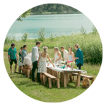 Uppdukat bord med massa folk runt