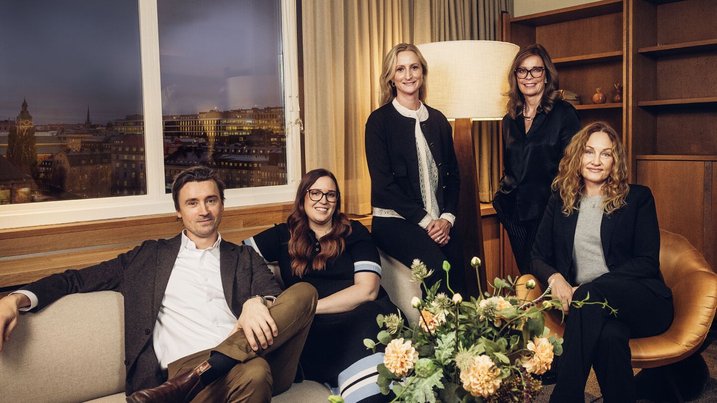Grupp av premiumrådgivare samlade i ett modernt mötesrum.