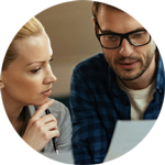 Par sitter vid dator