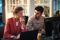 Man och kvinna pratar