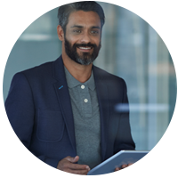 Man står med surfplatta i handen