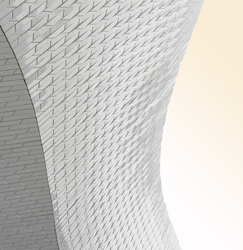 Närbild av en böjd fasad med små, ljusa plattor som skapar ett modernt och stilrent mönster.