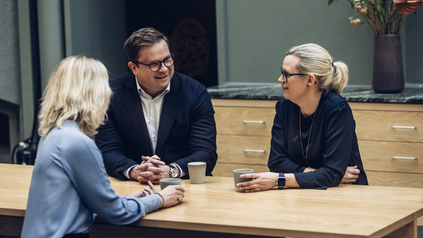 Man och kvinna pratar 