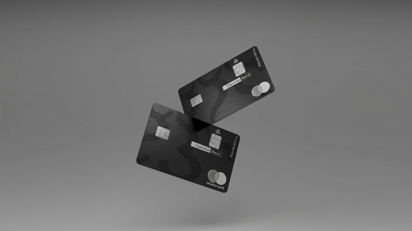 Man står och kollar ut över berg