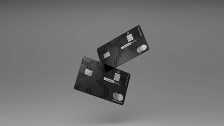 Man står och kollar ut över berg