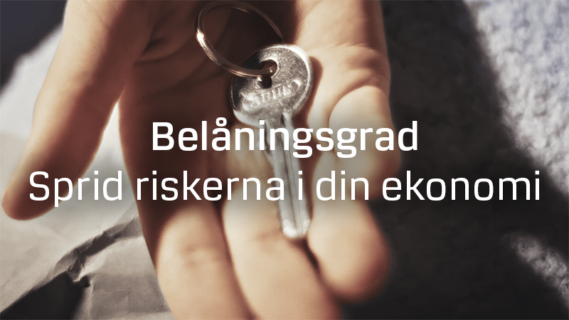 Hand som håller en nyckelknippa med husnyckel.
