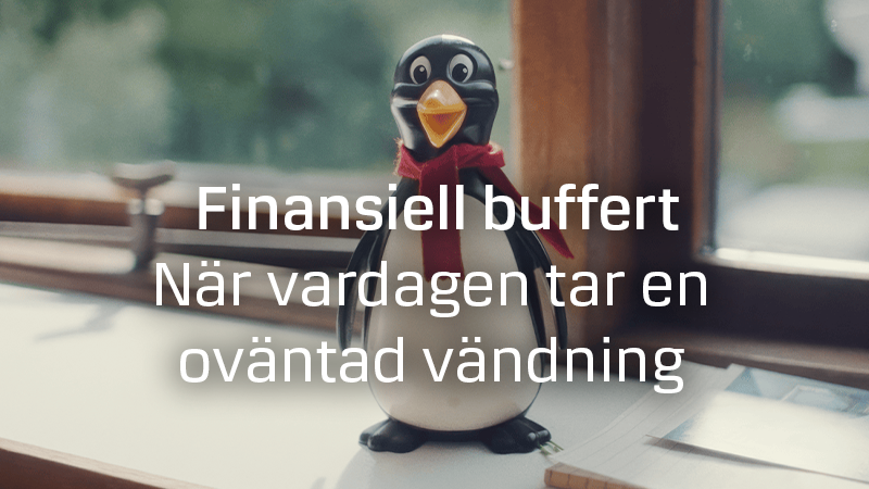 Pingvinfigur med röd halsduk står på ett bord vid ett fönster.