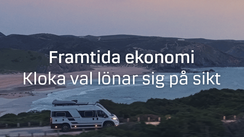 Husbil som kör längs en kustväg vid havet.