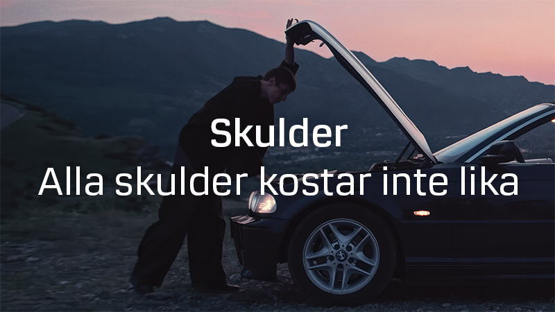  Person vid bil med öppen motorhuv i bergslandskap.