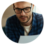 Person granskar dokument vid ett bord i en hemmamiljö.