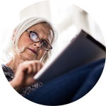 Person som håller och läser på en surfplatta