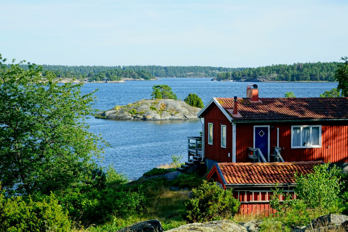 rött fritidshus vid havet