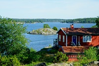 rött fritidshus vid havet