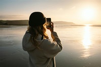 Kvinna står i solnedgång