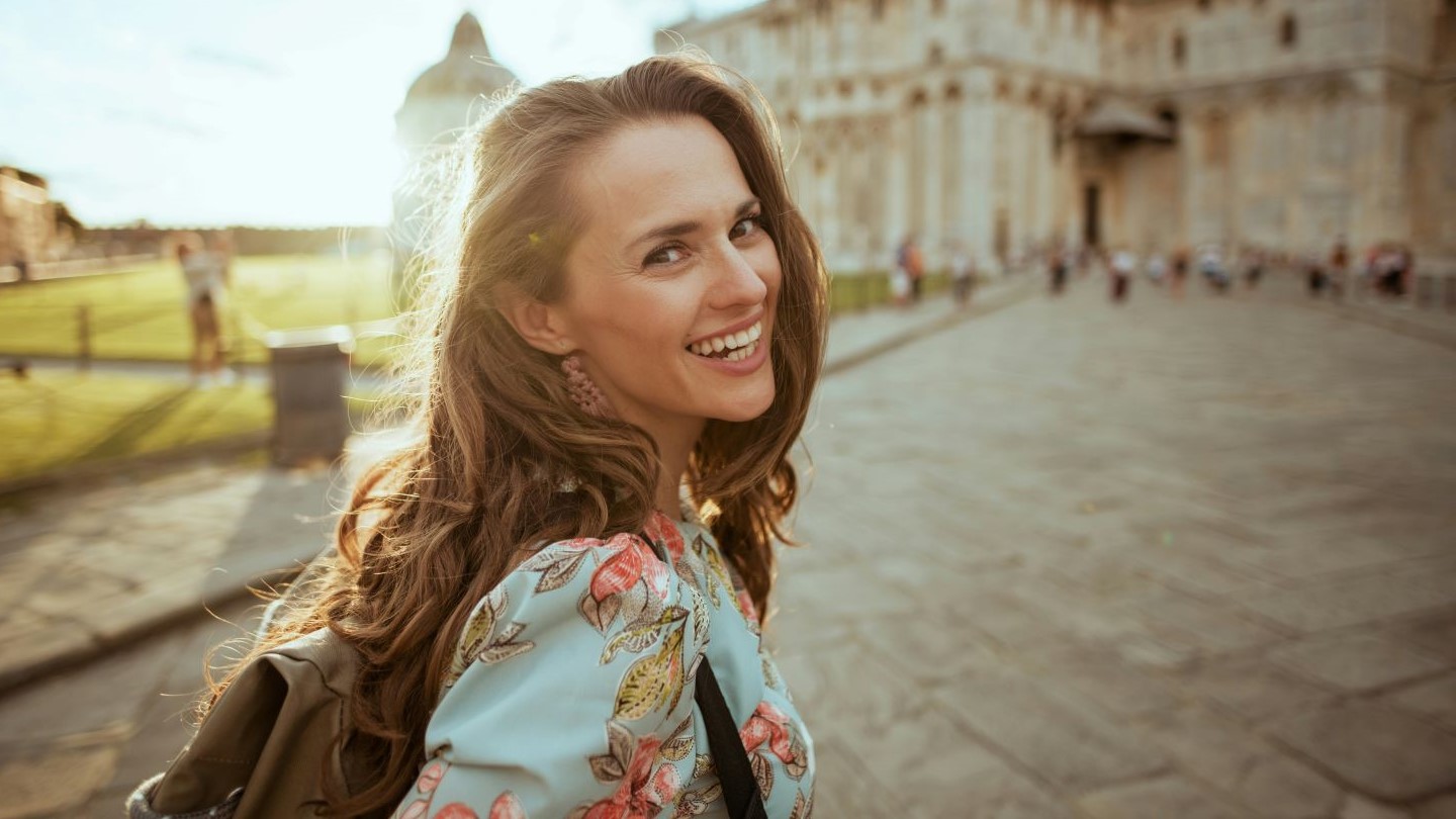 kvinna utanför ett slott