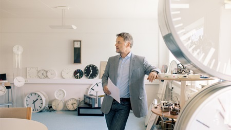 affärsman med produkter