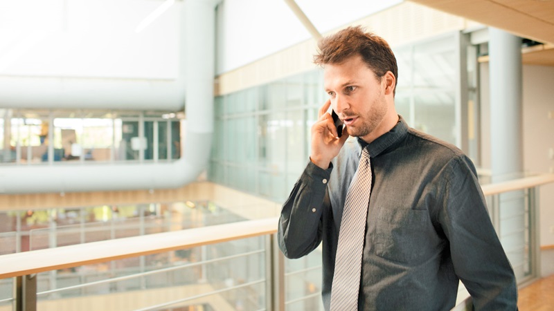 Företagare och personer diskuterar och pratar i telefon om tillväxt och nationell expansion