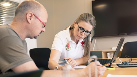 man och kvinna i möte