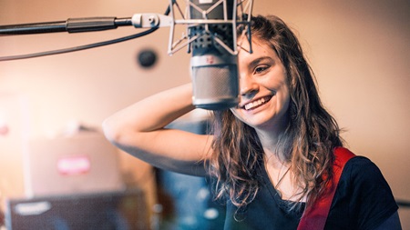 flicka spelar in musik