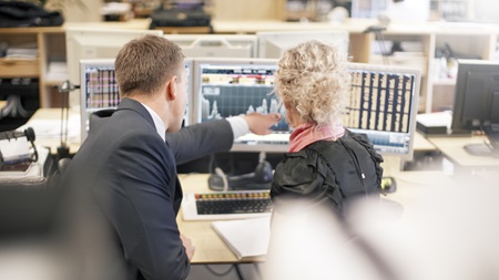 man och kvinna kollar på aktieanalys för aktiehandel
