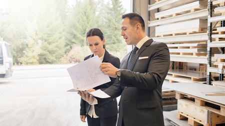 man och kvinna diskuterar affärer