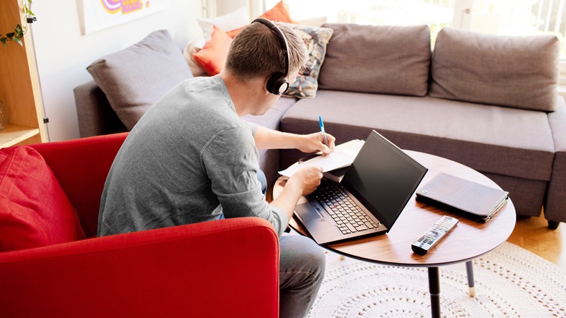 ung man med hörlurar