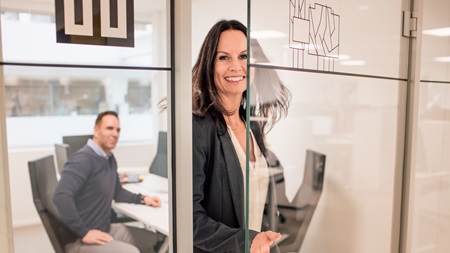 kvinna lämnar möte