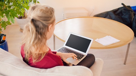 kvinna med laptop