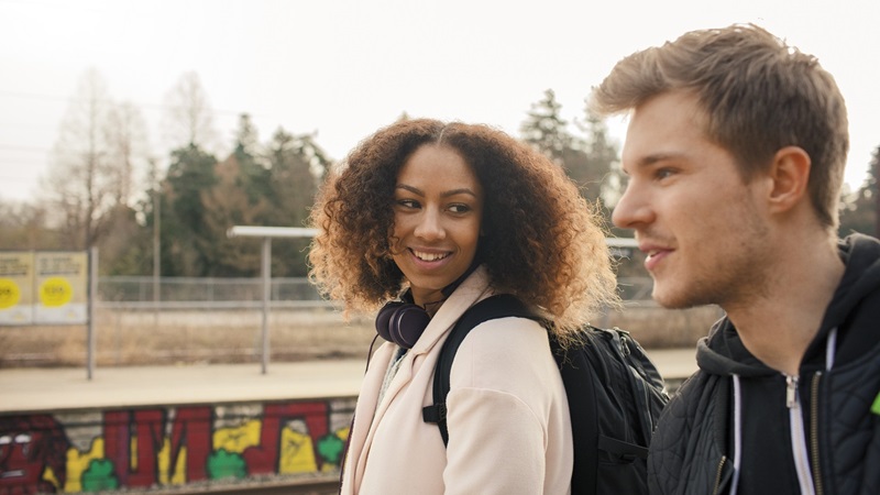 två studenter går och pratar