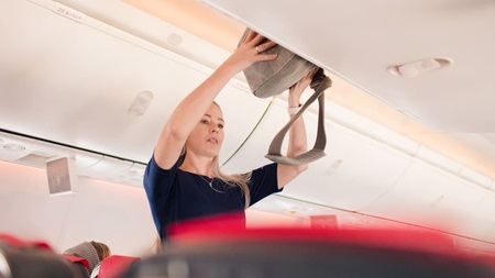 kvinna på ett flygplan